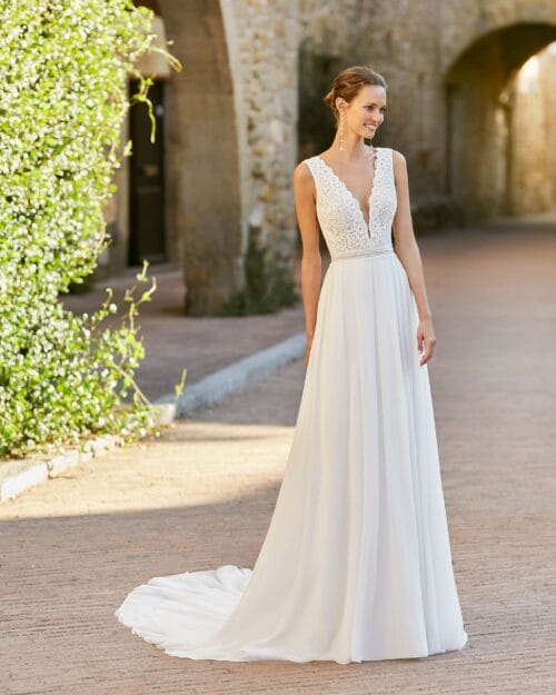 Vestido de novia con escote en V, espalda abierta y falda a tablas