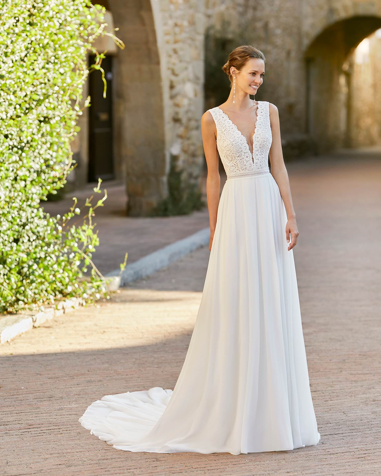 Vestido de novia con escote en V, espalda abierta y falda a tablas