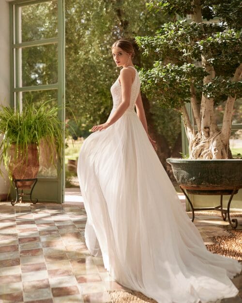 Vestido de novia línea A con body de guipur y falda en muss