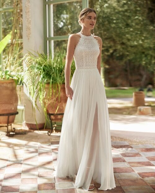 Vestido de novia romántico con escote halter y abertura lateral
