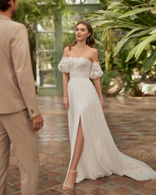 Vestido de novia línea A en guipur y muss con escote palabra de honor