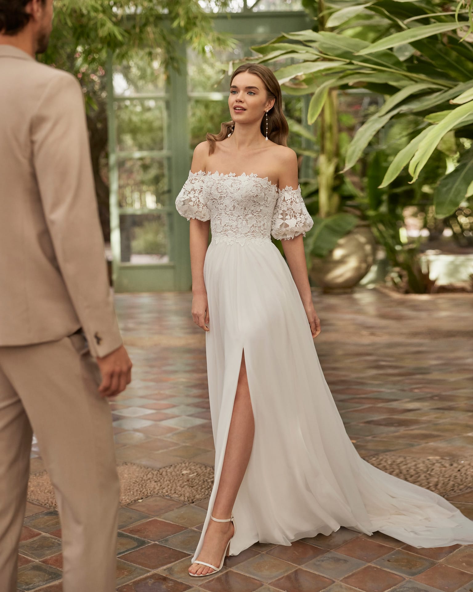 Vestido de novia línea A en guipur y muss con escote palabra de honor