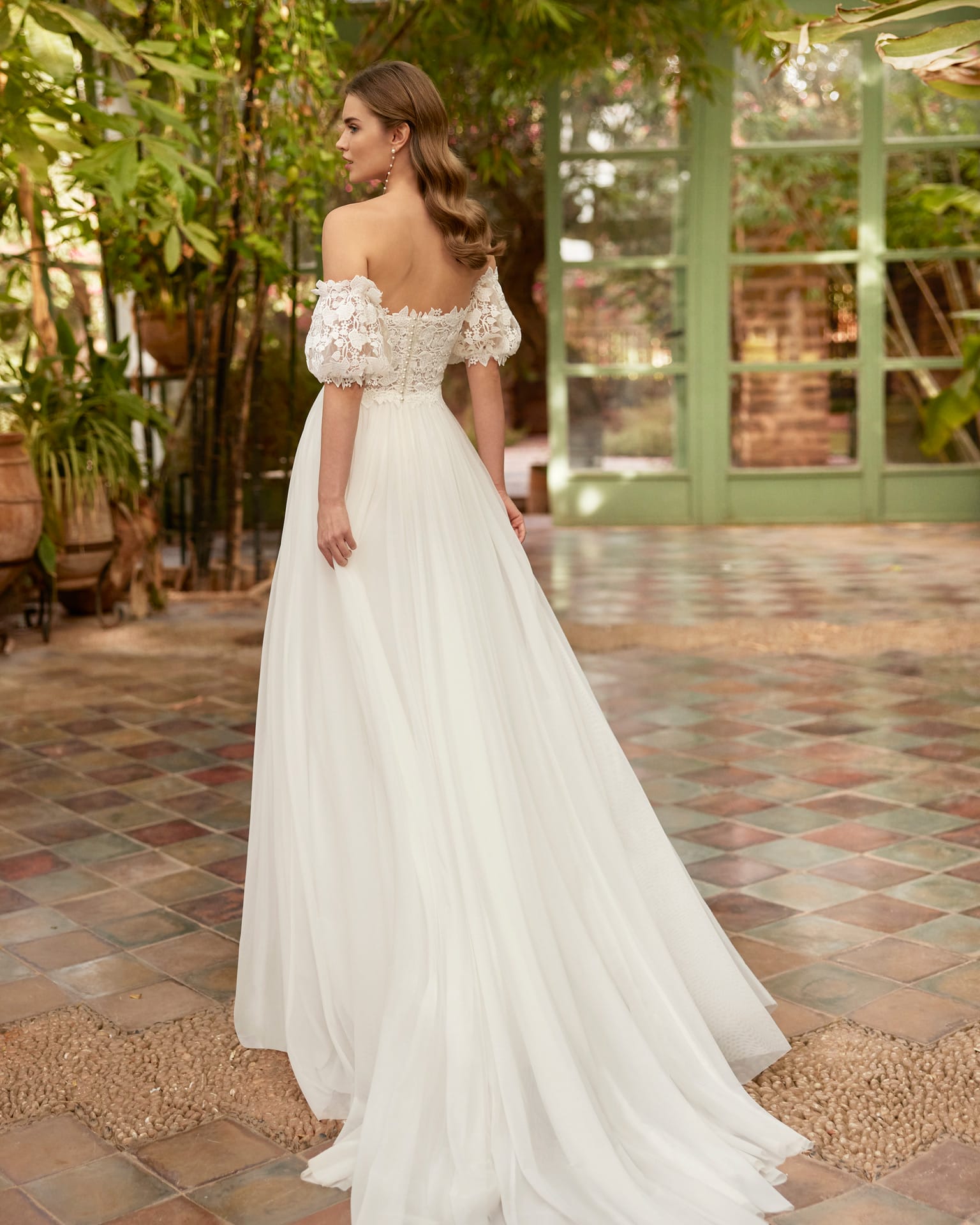 Vestido de novia romántico con mangas extraíbles y falda con abertura lateral