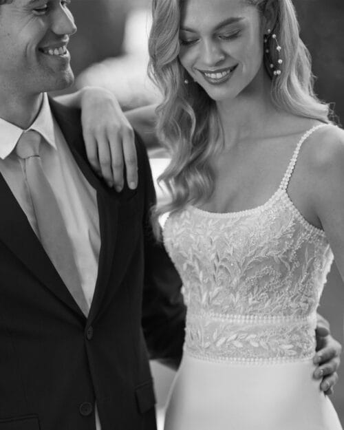 Vestido de novia de dos piezas en crepé con encaje y pedrería