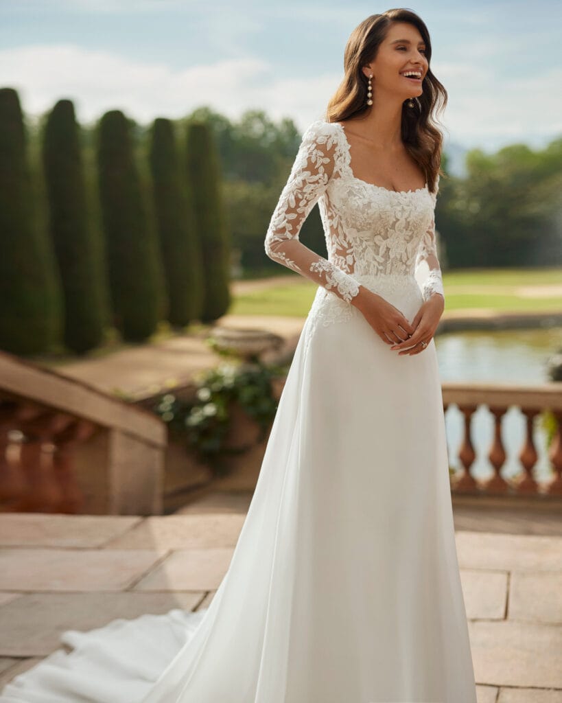 Vestido de novia fluido con escote cuadrado y manga larga