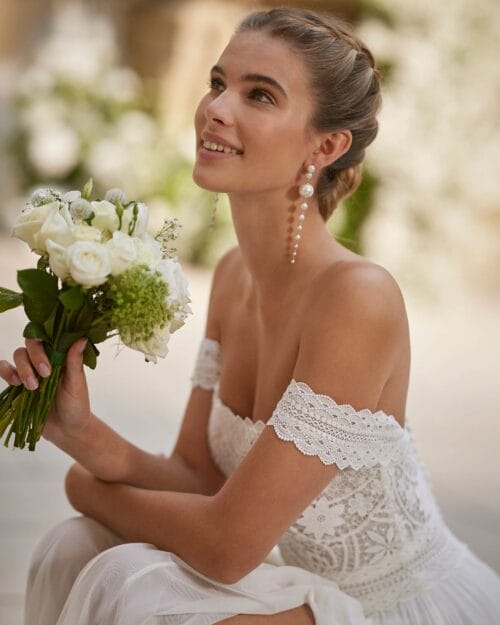 Vestido de novia largo fluido en muss con detalles de encaje