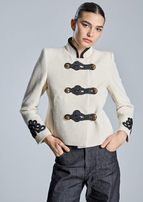 Chaqueta cruda con alamares