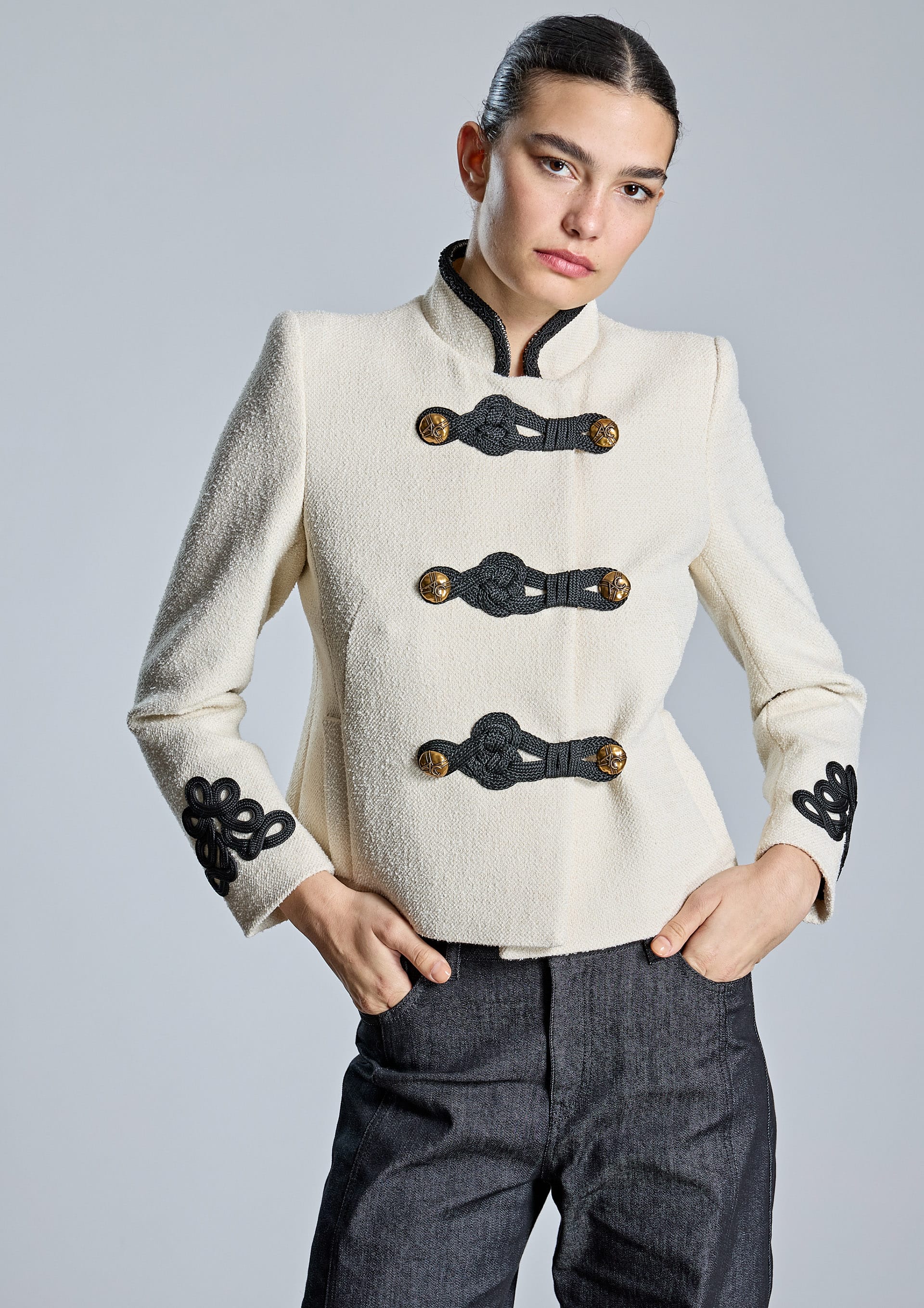 Chaqueta cruda con alamares