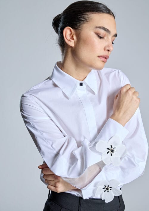 Blusa con aplique floral puños