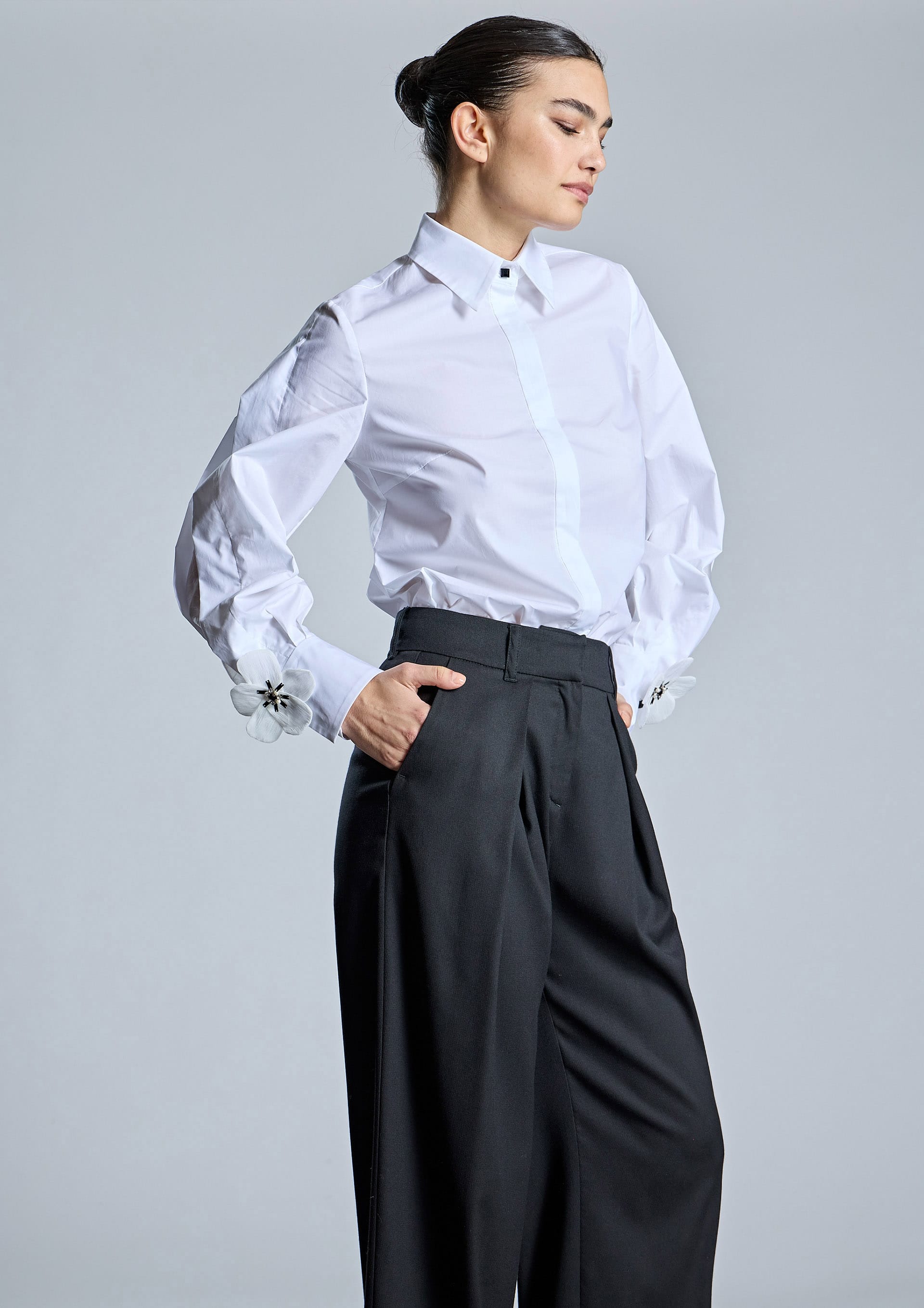 Blusa con aplique floral puños - Imagen 3
