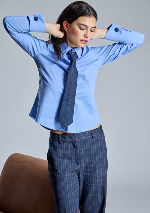 Camisa azul con corbata