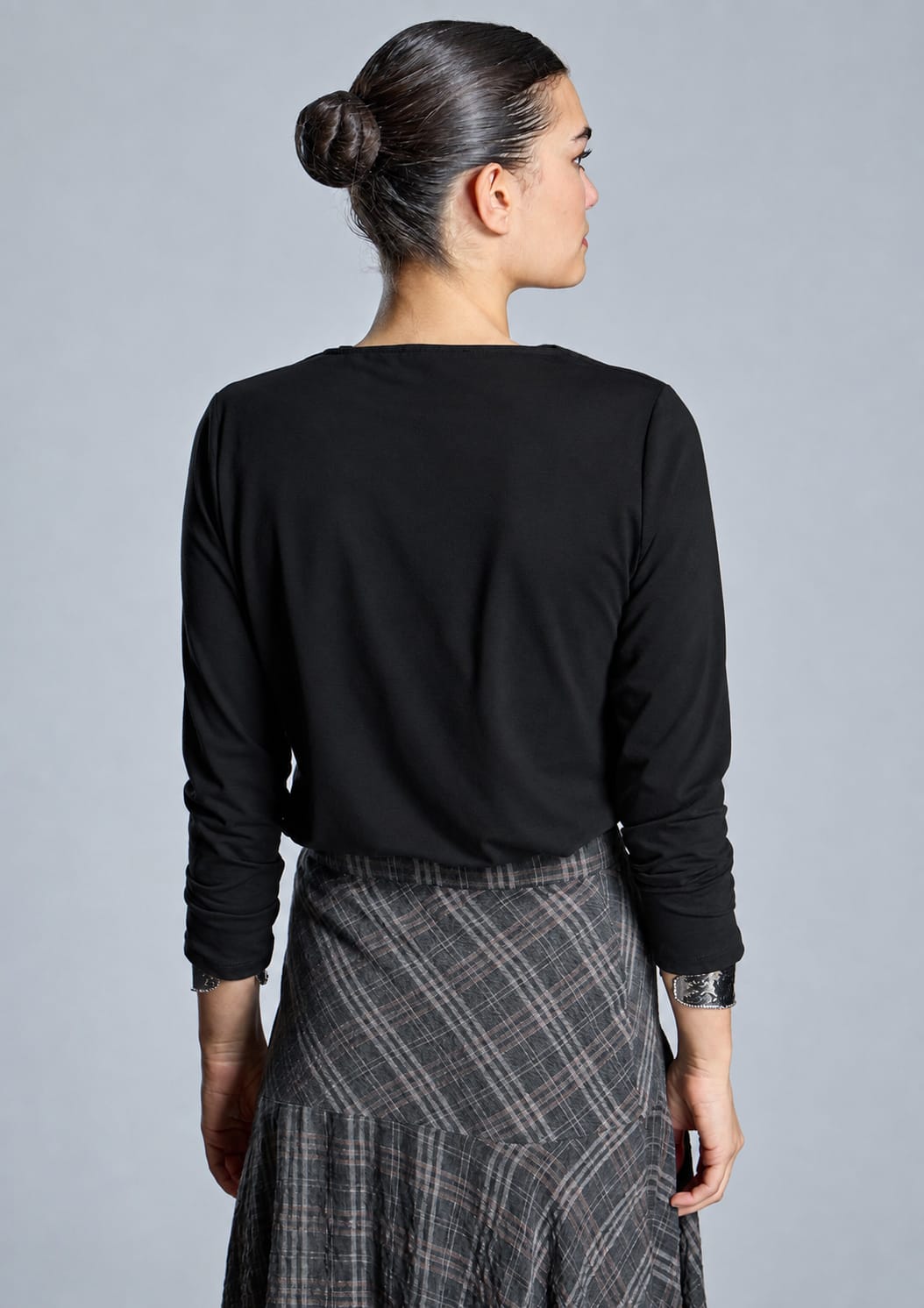 Camiseta negra cuello drapeado - Imagen 2