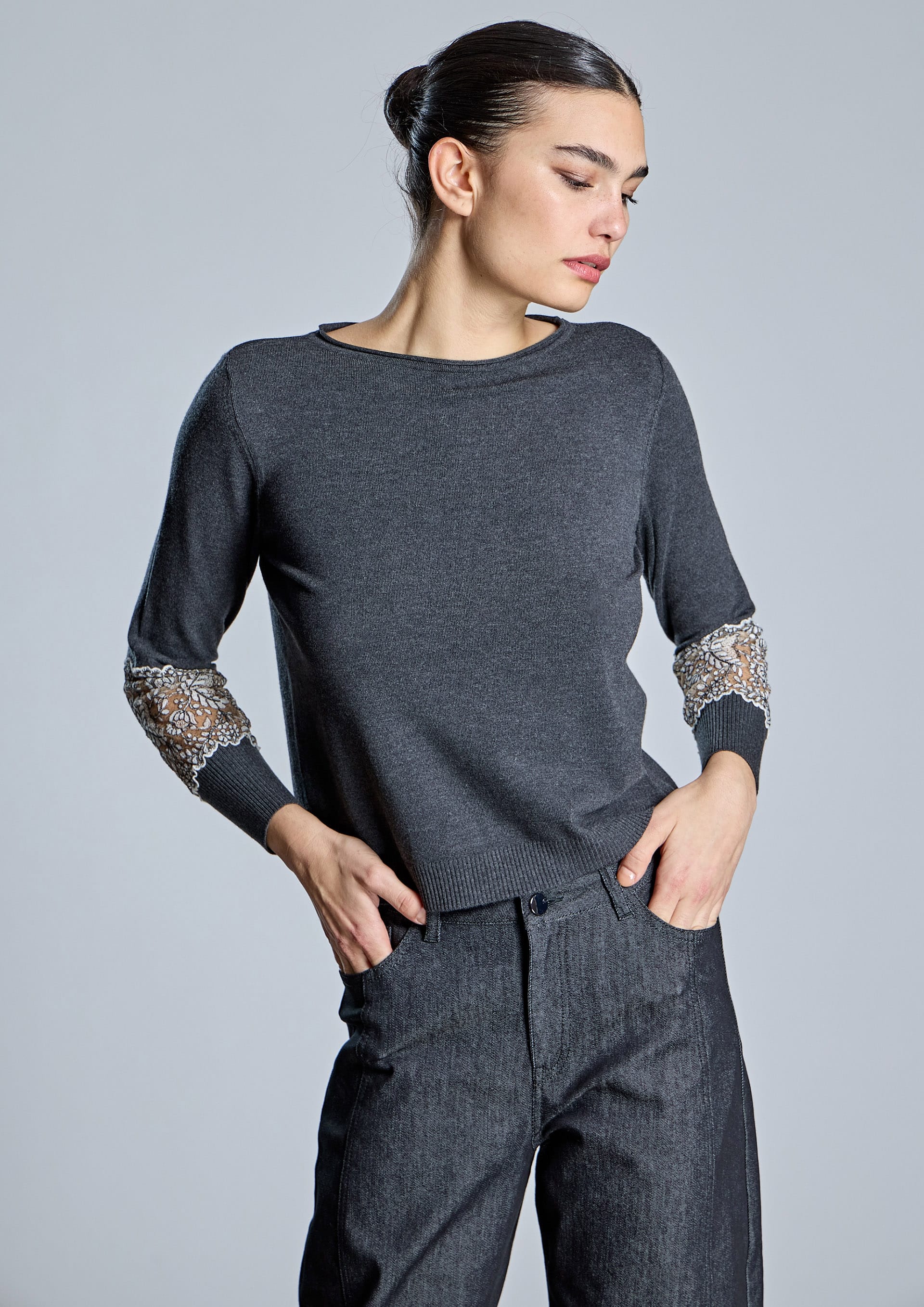 Jersey gris con encaje