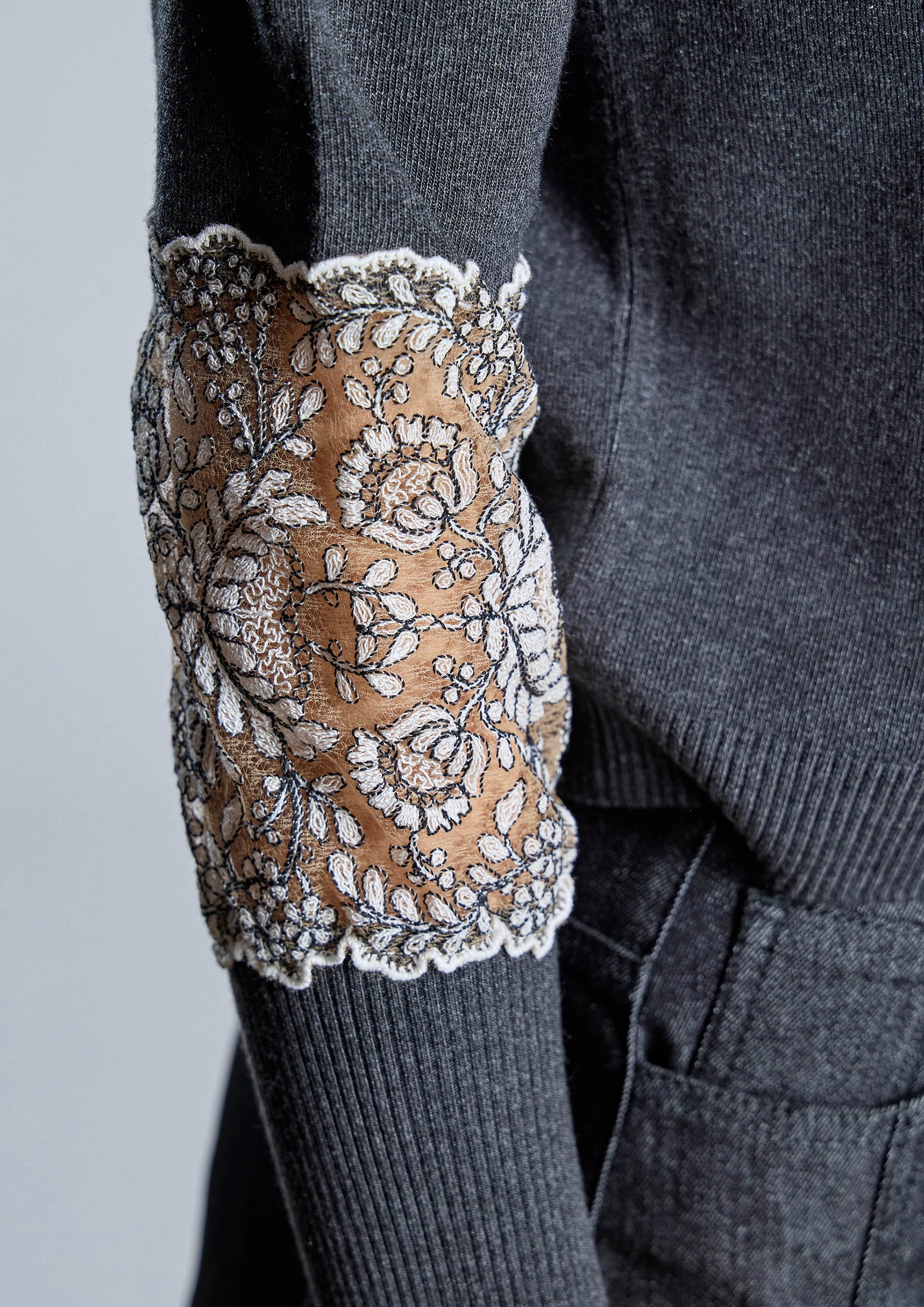 Jersey gris con encaje - Imagen 3