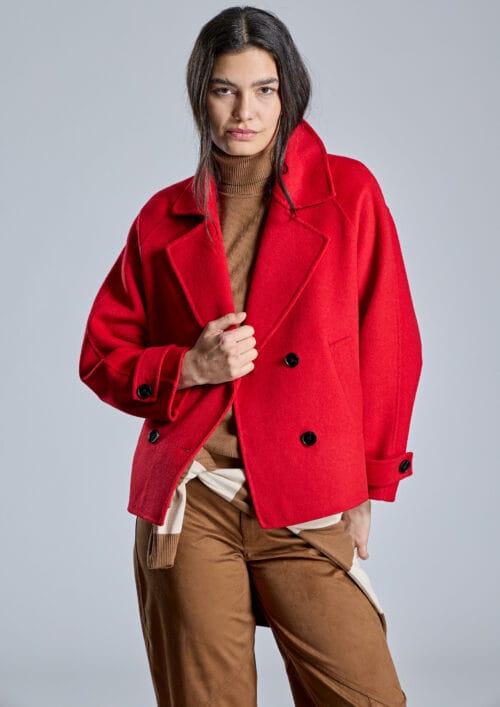 Chaqueta roja corta con solapa